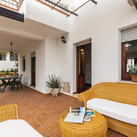 La Casa Sulla Piazza - Con Giardino Feriehus *