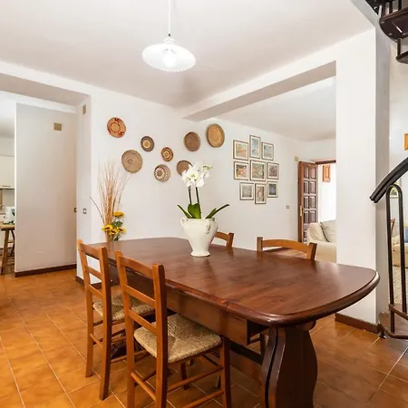 La Casa Sulla Piazza - Con Giardino Vakantiehuis *